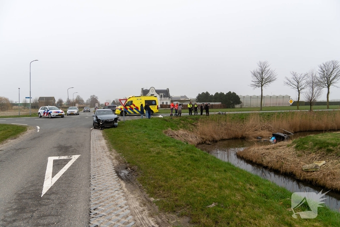 Voertuig te water na aanrijding