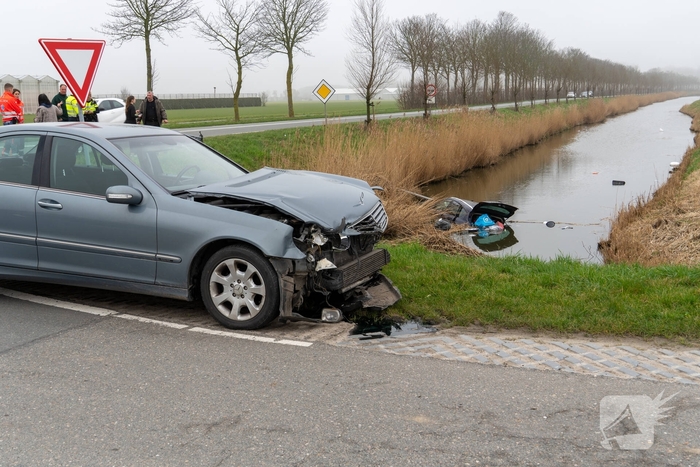 Voertuig te water na aanrijding