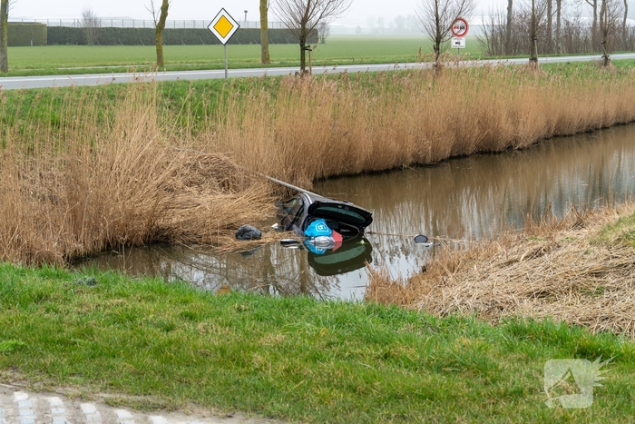Voertuig te water na aanrijding
