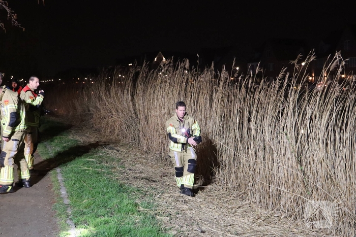 Hulpdiensten controleren slootkant na aantreffen van fiets