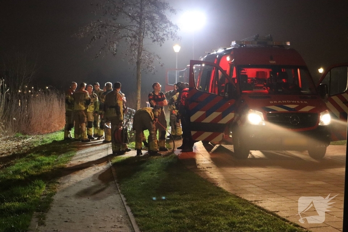 Hulpdiensten controleren slootkant na aantreffen van fiets