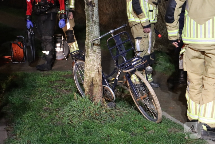 Hulpdiensten controleren slootkant na aantreffen van fiets