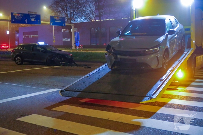 Aanrijding tussen taxi en personenauto met gewonde