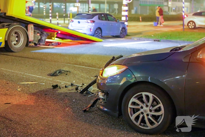 Aanrijding tussen taxi en personenauto met gewonde