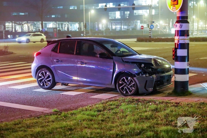 Aanrijding tussen taxi en personenauto met gewonde