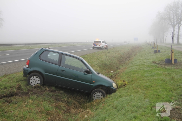 Bestuurder belandt onder invloed in sloot