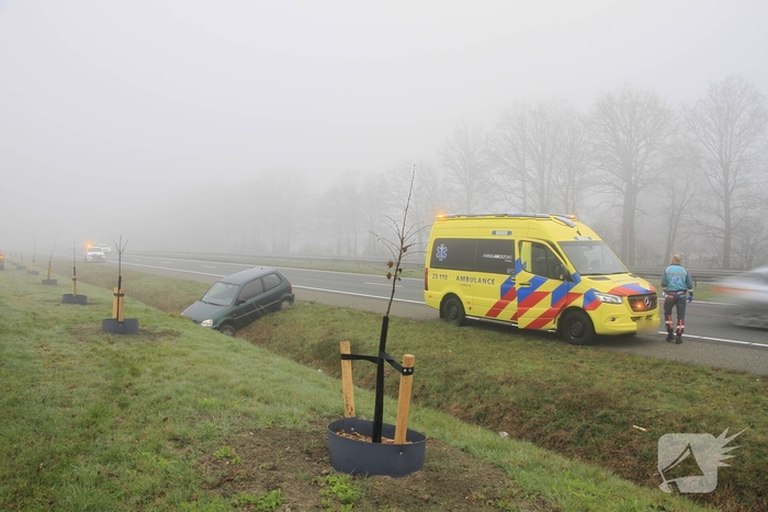 Bestuurder belandt onder invloed in sloot