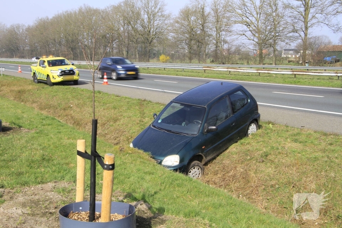 Bestuurder met alcohol belandt in sloot