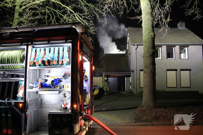 Buitenbrand verwoest garagezolder
