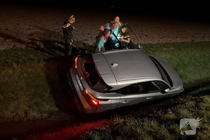 Auto belandt in sloot na ongeval