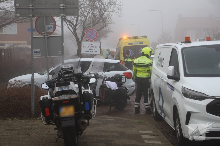 Ongeval tussen scooter en auto leidt tot gewonde