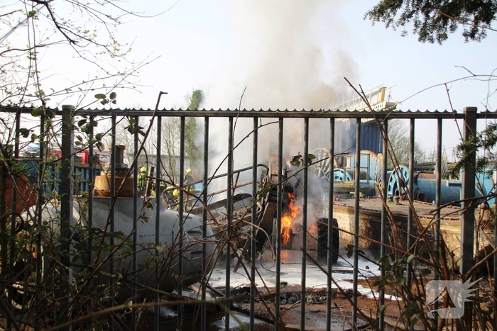 Hoogwerker in brand leidt tot grote rookontwikkeling