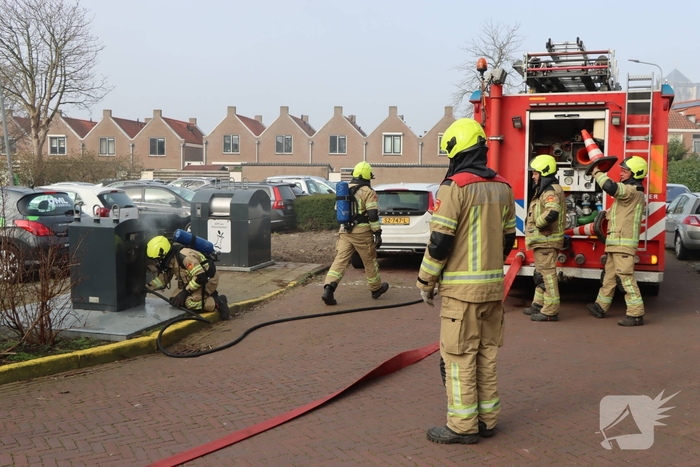 Brand in ondergrondse afvalcontainer geblust