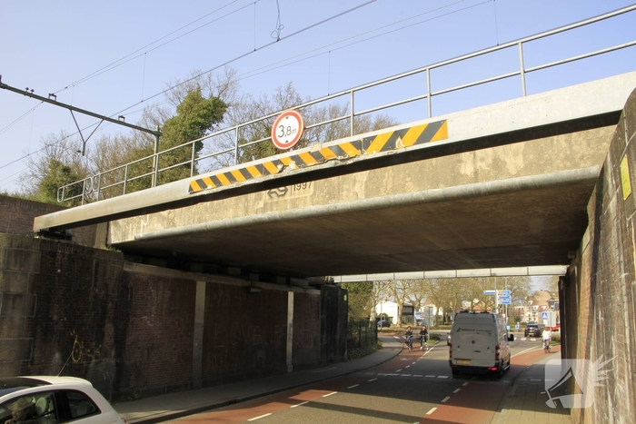 Vrachtwagen botst op spoorviaduct en veroorzaakt verkeershinder