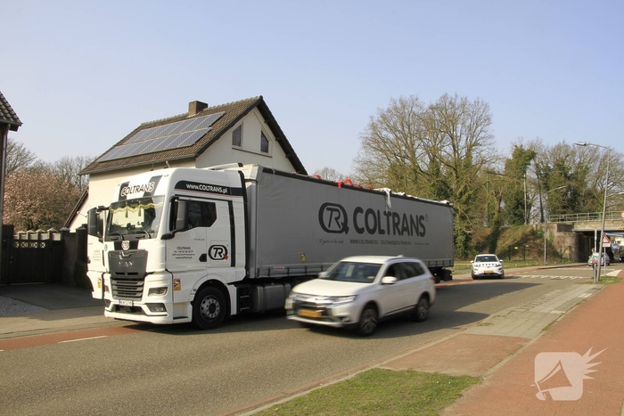 Vrachtwagen botst op spoorviaduct en veroorzaakt verkeershinder