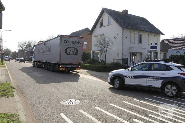 Vrachtwagen botst op spoorviaduct en veroorzaakt verkeershinder