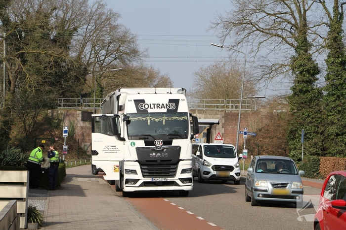 Vrachtwagen botst op spoorviaduct en veroorzaakt verkeershinder