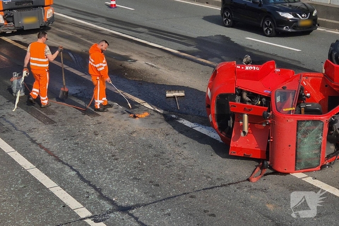 Ongeval met heftruck leidt tot wegdekbeschadiging