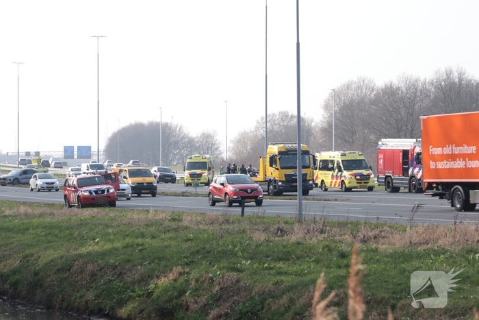 Meerdere voertuigen betrokken bij aanrijding op snelweg