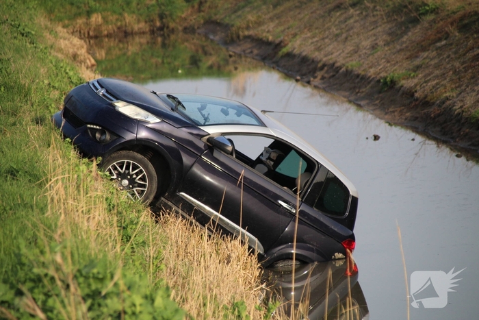 Auto in het water na eenzijdig ongeval
