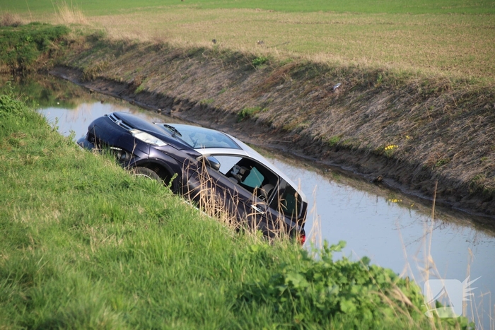 Auto in het water na eenzijdig ongeval