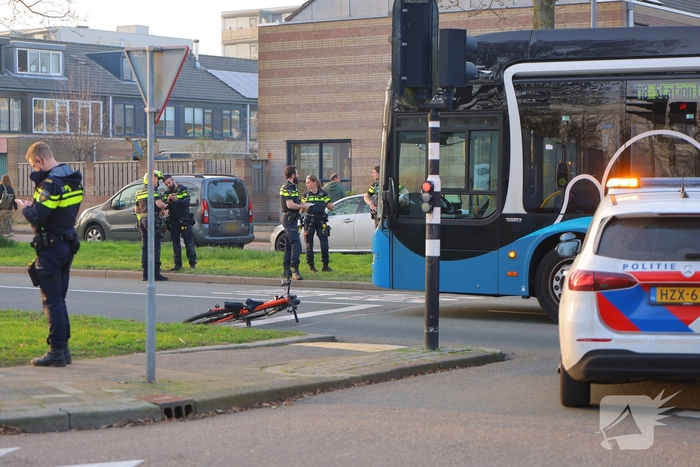 Fietser gewond na aanrijding met stadsbus