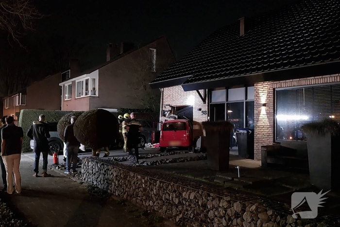 Auto rijdt woning binnen