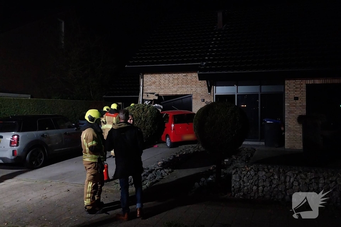 Auto rijdt woning binnen