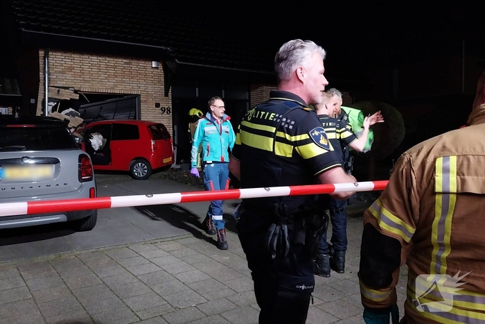 Auto rijdt woning binnen