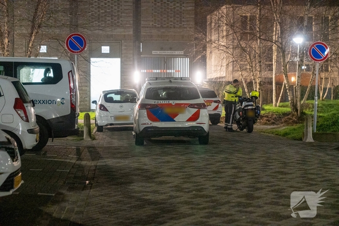 Politie met kogelwerende vesten naar flatwoning