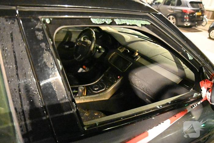 Autobrand na ingegooide zijruit