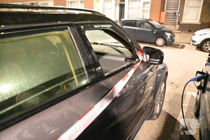 Autobrand na ingegooide zijruit