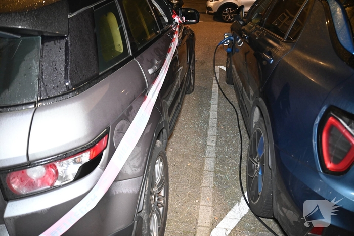 Autobrand na ingegooide zijruit