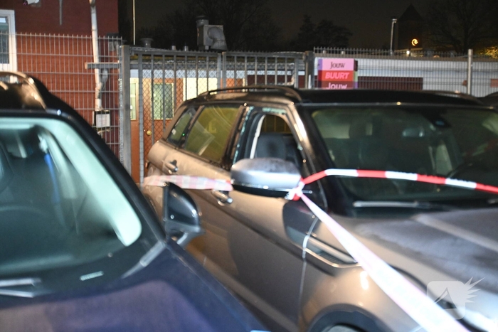 Autobrand na ingegooide zijruit