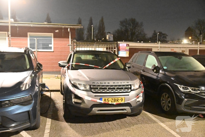 Autobrand na ingegooide zijruit