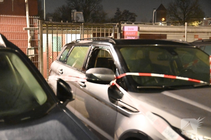 Autobrand na ingegooide zijruit