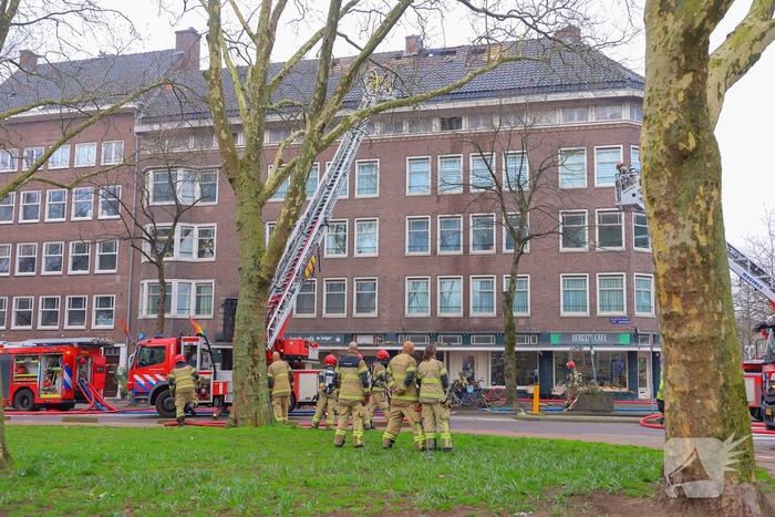 Brandgerucht bij appartementen leidt tot grote brand