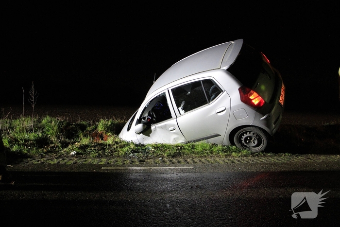 Auto belandt in greppel na ongeval