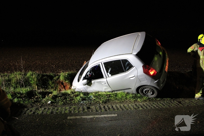 Auto belandt in greppel na ongeval