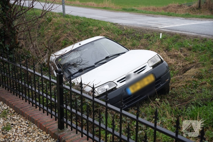 Bestelwagen komt in sloot tot stilstand