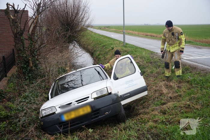 Bestelwagen komt in sloot tot stilstand