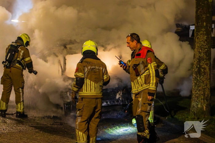 Brand in bestelbusje na harde klap