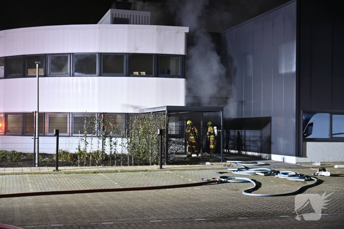 Passerende beveiligers slaan alarm bij brand in verbouwd bedrijfspand