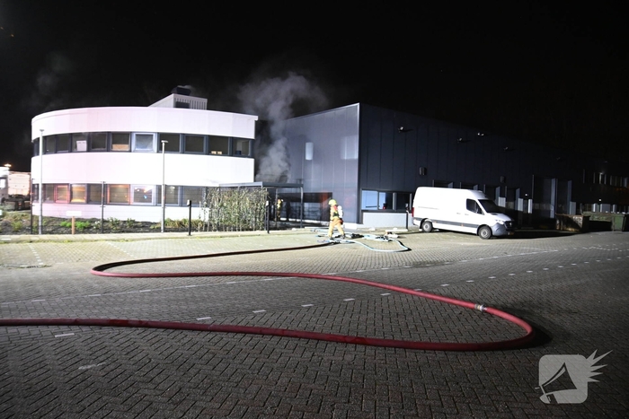 Passerende beveiligers slaan alarm bij brand in verbouwd bedrijfspand