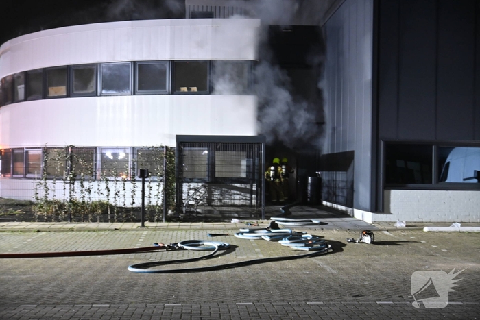 Passerende beveiligers slaan alarm bij brand in verbouwd bedrijfspand