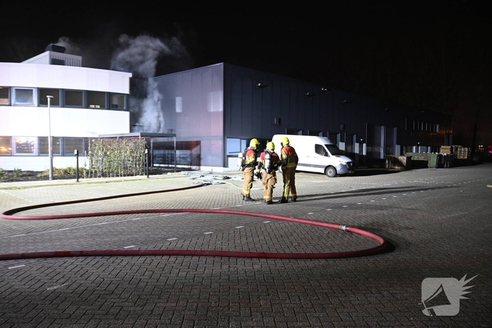 Passerende beveiligers slaan alarm bij brand in verbouwd bedrijfspand