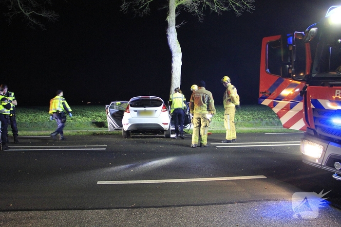 Bestuurder zwaargewond bij aanrijding met boom