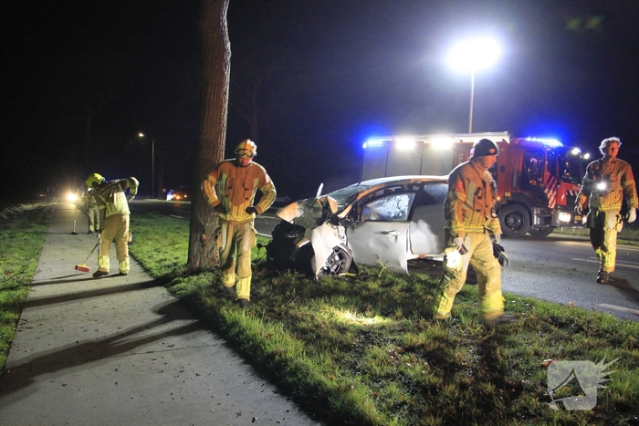 Bestuurder zwaargewond bij aanrijding met boom