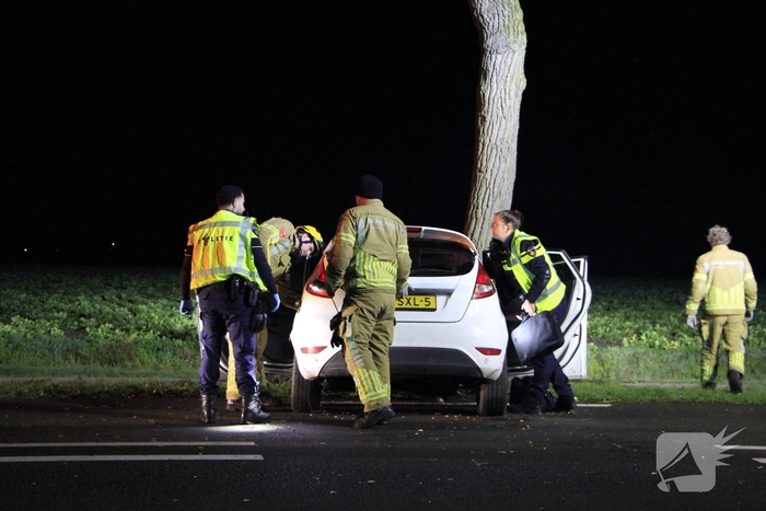 Bestuurder zwaargewond bij aanrijding met boom