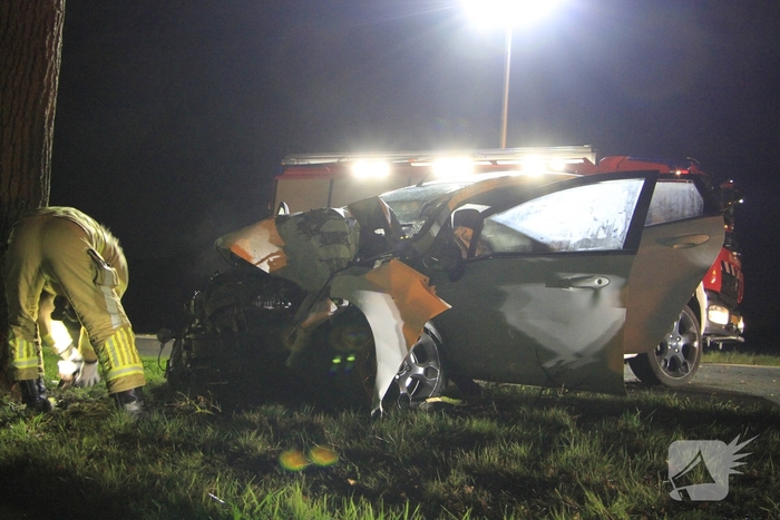 Bestuurder zwaargewond bij aanrijding met boom